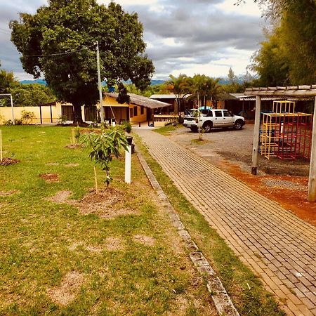 Chacara Charmosa Com Piscina, Campo De Futebol Villa Guaratinguetá Eksteriør billede