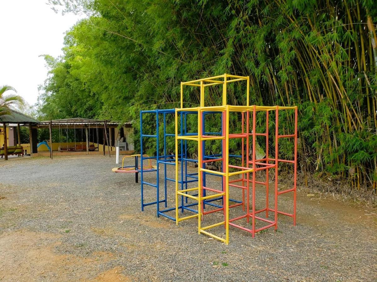 Chacara Charmosa Com Piscina, Campo De Futebol Villa Guaratinguetá Eksteriør billede